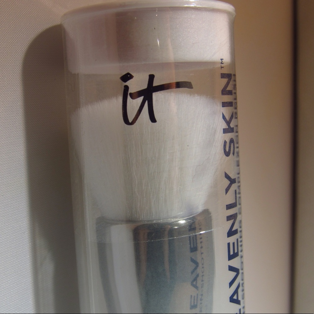 It Cosmetics Skin Smoothing Complexion Brush 704